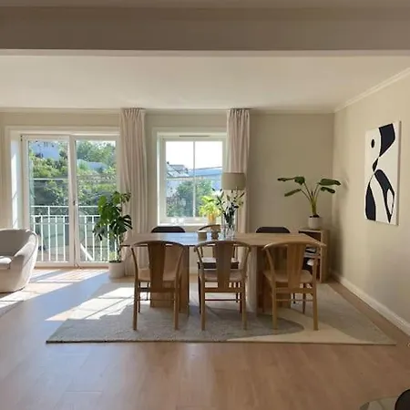 Stilfull I Sentrum Med 3 Soverom Og Parkering Daire