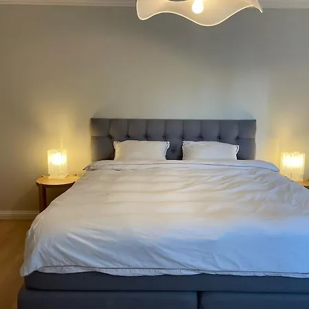 Stilfull I Sentrum Med 3 Soverom Og Parkering Arendal