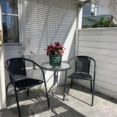 Stilfull I Sentrum Med 3 Soverom Og Parkering Daire *