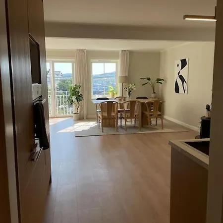 Διαμέρισμα Stilfull I Sentrum Med 3 Soverom Og Parkering Arendal