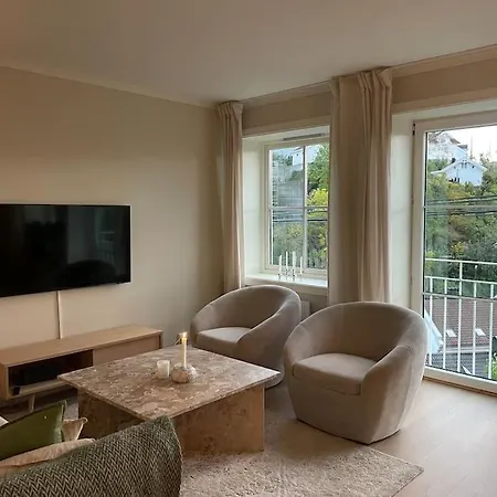 Stilfull I Sentrum Med 3 Soverom Og Parkering