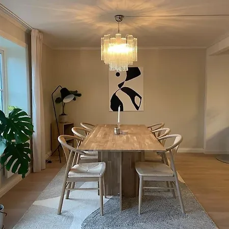 Stilfull I Sentrum Med 3 Soverom Og Parkering Appartamento Arendal