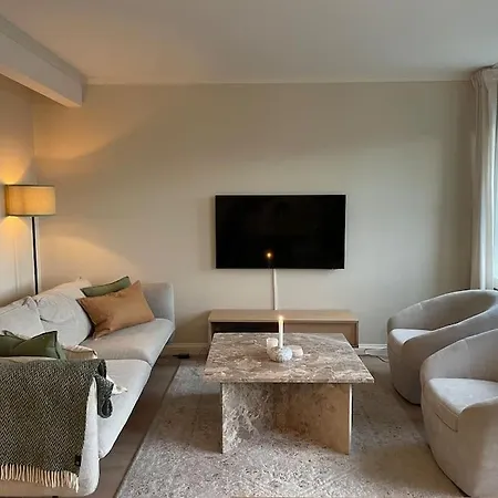 Stilfull I Sentrum Med 3 Soverom Og Parkering *