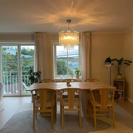 Stilfull I Sentrum Med 3 Soverom Og Parkering